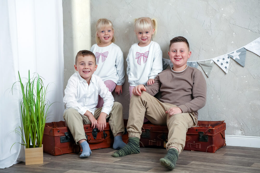 Kinder und ein Erwachsener beim gemeinsamen Familienportrait
