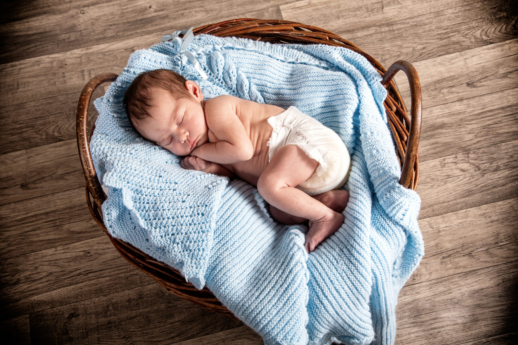 Schlafendes Baby in einem geflochtenen Korb