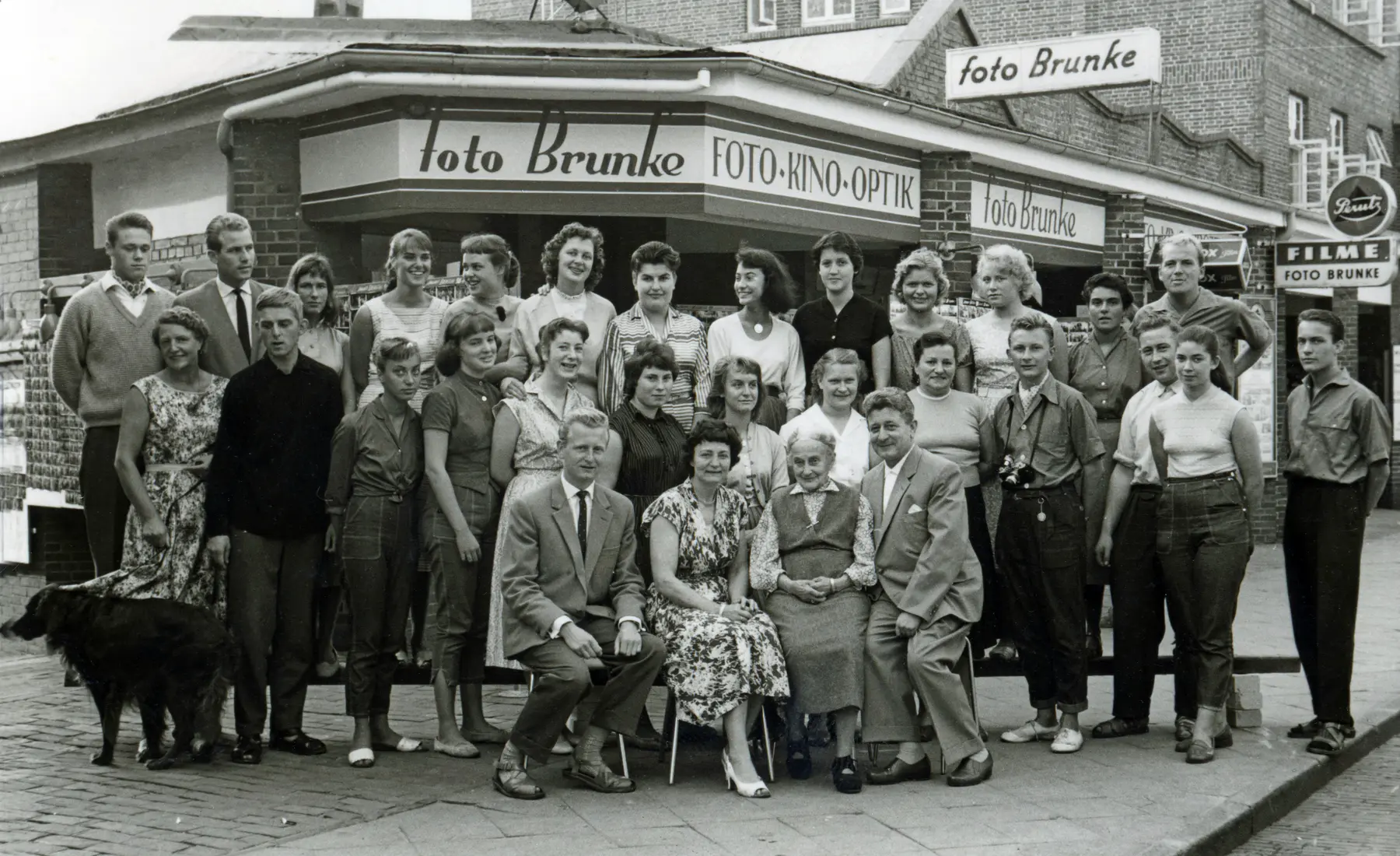 Belegschaft von Foto Brunke vor dem Geschäft auf Juist im Sommer 1958
