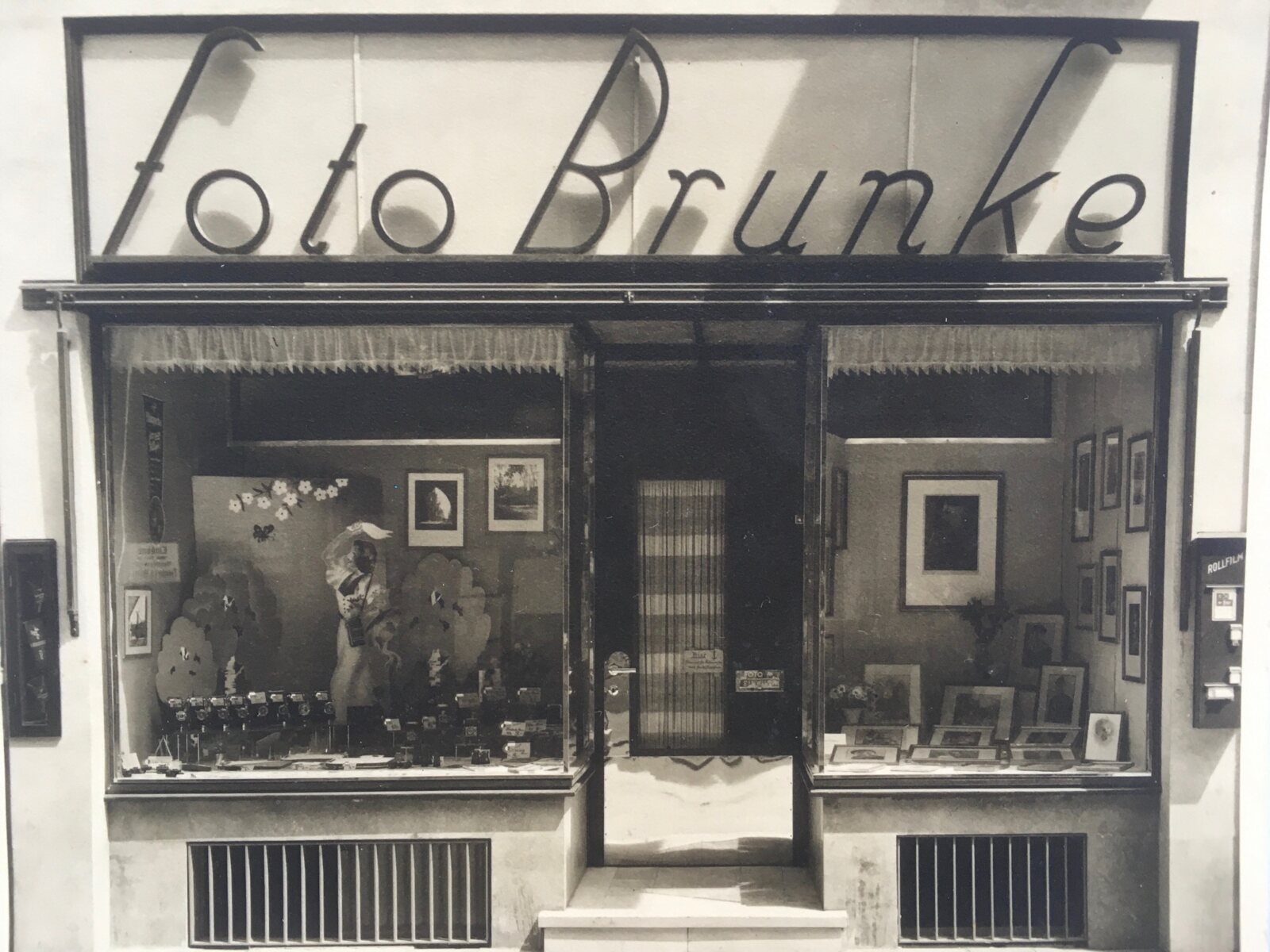 Historische Außenansicht des Foto-Brunke-Geschäfts in der Emder Neutorstraße